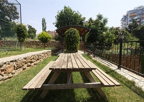 موقع مركزي - شقة غرفة وصالة مفروشة - ضمن مجمع سكني - في توسمور / الانيا 