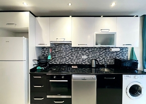 موقع مركزي - شقة غرفة وصالة مفروشة - ضمن مجمع سكني - في توسمور / الانيا 