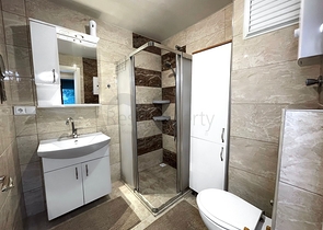 موقع مركزي - شقة غرفة وصالة مفروشة - ضمن مجمع سكني - في توسمور / الانيا 