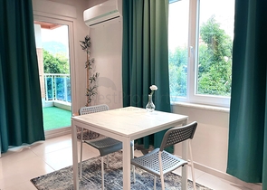 موقع مركزي - شقة غرفة وصالة مفروشة - ضمن مجمع سكني - في توسمور / الانيا 