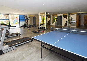 موقع مركزي - شقة غرفة وصالة مفروشة - ضمن مجمع سكني - في توسمور / الانيا 