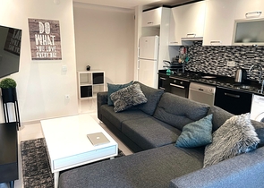 موقع مركزي - شقة غرفة وصالة مفروشة - ضمن مجمع سكني - في توسمور / الانيا 