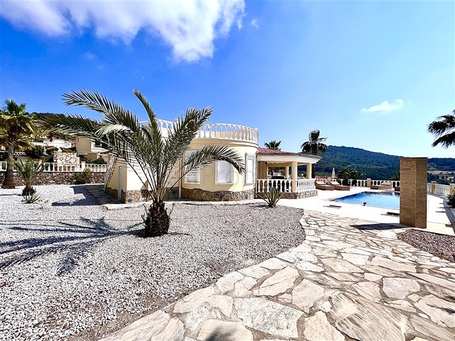 فيلا مستقلة - 3 غرف وصالة - مسبح مستقل - في كارجيجاك / الانيا 