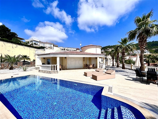 فيلا مستقلة - 3 غرف وصالة - مسبح مستقل - في كارجيجاك / الانيا 