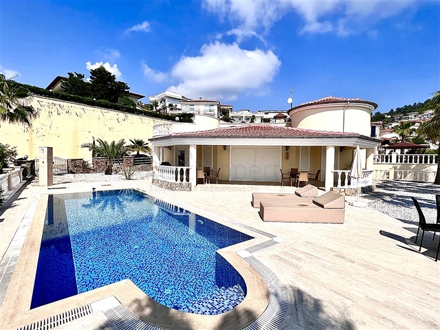 فيلا مستقلة - 3 غرف وصالة - مسبح مستقل - في كارجيجاك / الانيا 