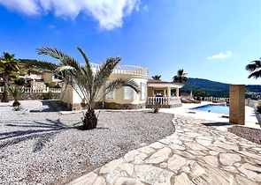 فيلا مستقلة - 3 غرف وصالة - مسبح مستقل - في كارجيجاك / الانيا 