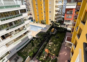 شقة واسعة غرفتين وصالة مفروشة - ضمن مجمع سكني في محمودلار/ الانيا 