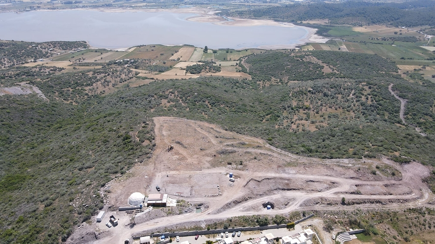 فيلات على الطراز الحديث تطل على البحيرة.