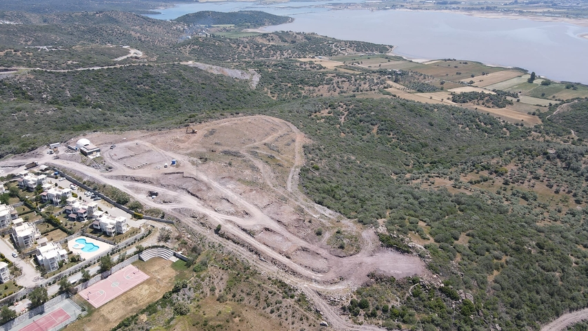 فيلات على الطراز الحديث تطل على البحيرة.