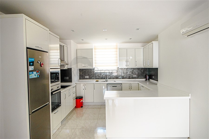 مجمع انيق على شارع بارباروس - غرفة وصالة -في محمودلار/ الانيا 