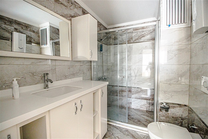 مجمع انيق على شارع بارباروس - غرفة وصالة -في محمودلار/ الانيا 