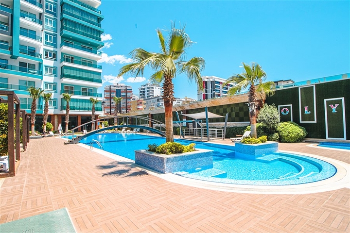 مجمع انيق على شارع بارباروس - غرفة وصالة -في محمودلار/ الانيا 