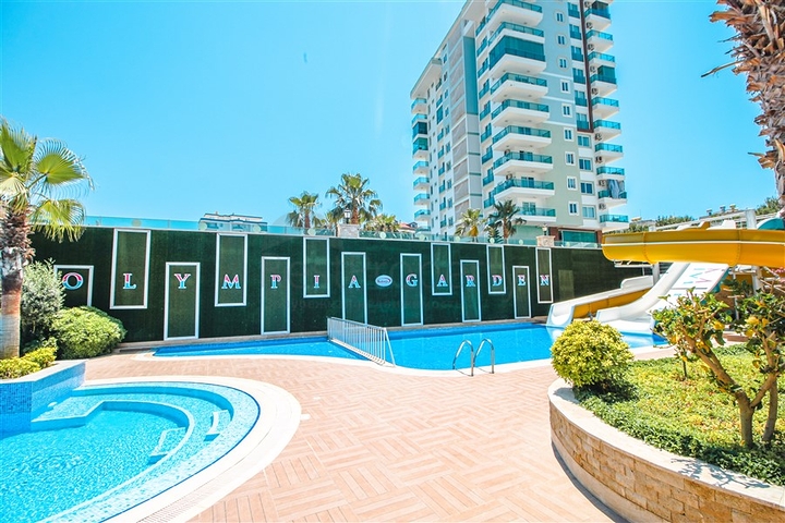 مجمع انيق على شارع بارباروس - غرفة وصالة -في محمودلار/ الانيا 