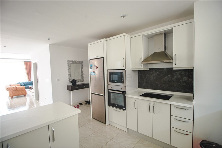 مجمع انيق على شارع بارباروس - غرفة وصالة -في محمودلار/ الانيا 