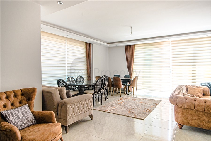 مجمع انيق على شارع بارباروس - غرفة وصالة -في محمودلار/ الانيا 