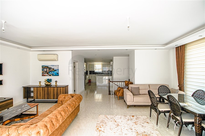 مجمع انيق على شارع بارباروس - غرفة وصالة -في محمودلار/ الانيا 