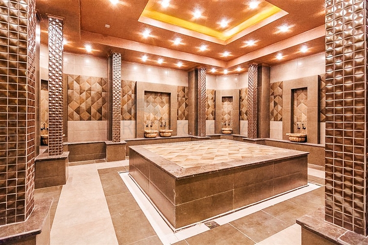 مجمع انيق على شارع بارباروس - غرفة وصالة -في محمودلار/ الانيا 