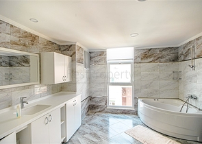 مجمع انيق على شارع بارباروس - غرفة وصالة -في محمودلار/ الانيا 