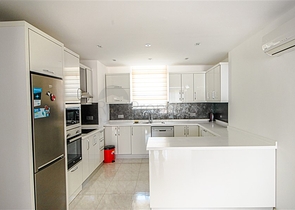 مجمع انيق على شارع بارباروس - غرفة وصالة -في محمودلار/ الانيا 