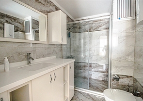 مجمع انيق على شارع بارباروس - غرفة وصالة -في محمودلار/ الانيا 