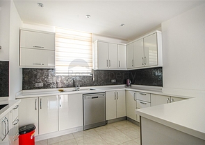 مجمع انيق على شارع بارباروس - غرفة وصالة -في محمودلار/ الانيا 