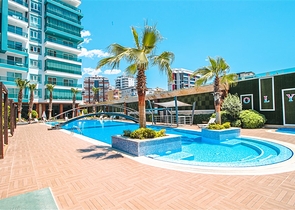 مجمع انيق على شارع بارباروس - غرفة وصالة -في محمودلار/ الانيا 