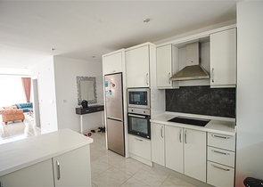 مجمع انيق على شارع بارباروس - غرفة وصالة -في محمودلار/ الانيا 