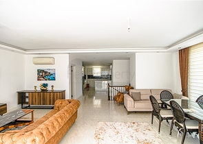 مجمع انيق على شارع بارباروس - غرفة وصالة -في محمودلار/ الانيا 