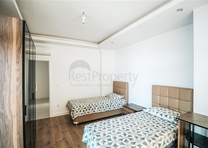 مجمع انيق على شارع بارباروس - غرفة وصالة -في محمودلار/ الانيا 