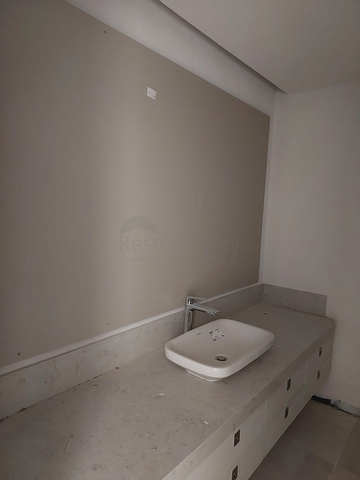 يقع المشروع على الساحل الأول في منطقة ياليكافاك