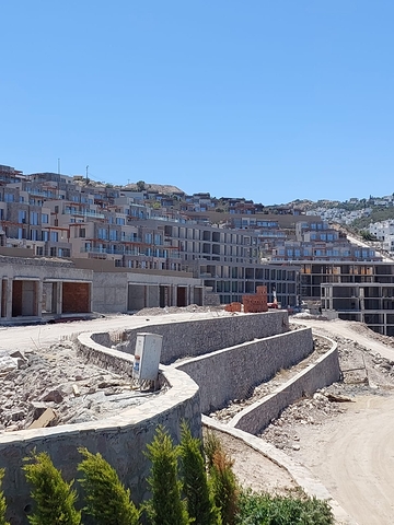 يقع المشروع على الساحل الأول في منطقة ياليكافاك