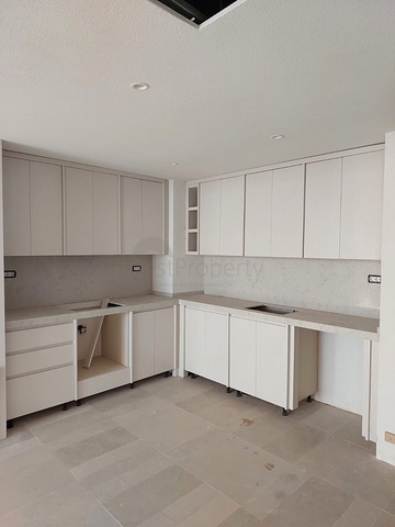 يقع المشروع على الساحل الأول في منطقة ياليكافاك