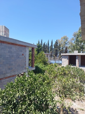 فلل جذابة محاطة بالطبيعة الخصبة