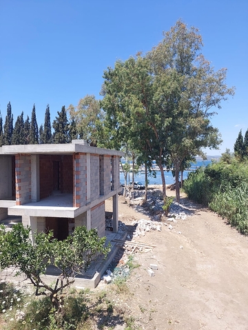 فلل جذابة محاطة بالطبيعة الخصبة