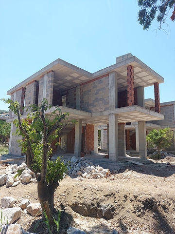 فلل جذابة محاطة بالطبيعة الخصبة