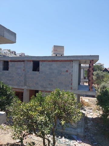 فلل جذابة محاطة بالطبيعة الخصبة