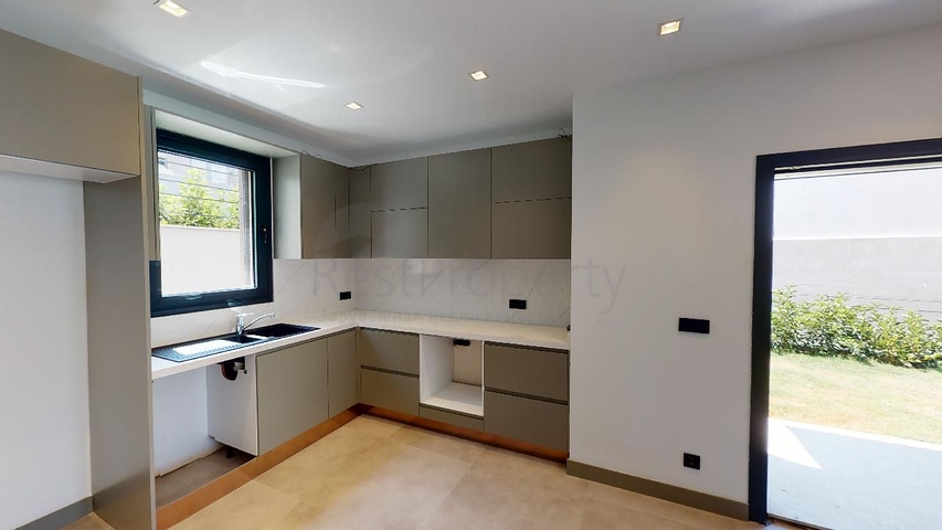 فيلات منعزلة مطلة على البحر