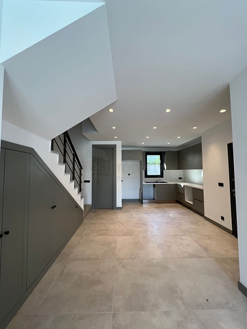 فيلات منعزلة مطلة على البحر