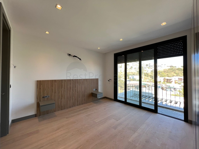 فيلات منعزلة مطلة على البحر