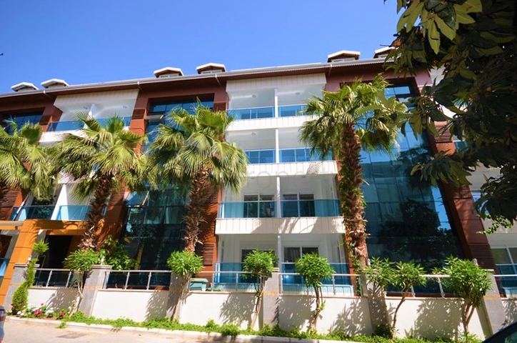 موقع مميز - شقة غرفتين وصالة ضمن مجمع سكني - جانب شاطئ كليوباترا / الانيا 