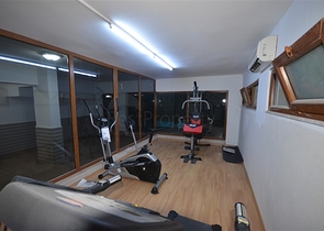 موقع مميز - شقة غرفتين وصالة ضمن مجمع سكني - جانب شاطئ كليوباترا / الانيا 