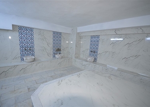 موقع مميز - شقة غرفتين وصالة ضمن مجمع سكني - جانب شاطئ كليوباترا / الانيا 