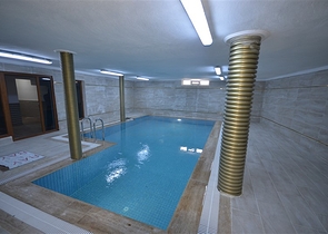 موقع مميز - شقة غرفتين وصالة ضمن مجمع سكني - جانب شاطئ كليوباترا / الانيا 