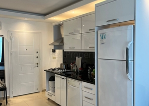 موقع مميز - شقة غرفتين وصالة ضمن مجمع سكني - جانب شاطئ كليوباترا / الانيا 