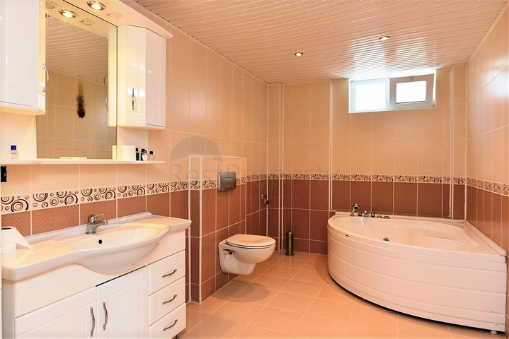 فيلا مطلة على البحر الأبيض المتوسط في منطقة دميرتاش