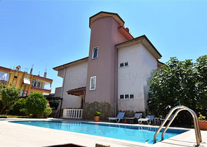 فيلا مطلة على البحر الأبيض المتوسط في منطقة دميرتاش