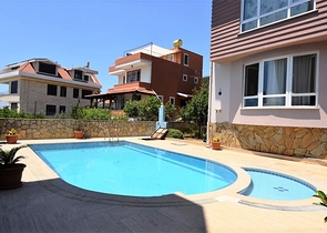 فيلا مطلة على البحر الأبيض المتوسط في منطقة دميرتاش