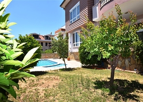 فيلا مطلة على البحر الأبيض المتوسط في منطقة دميرتاش