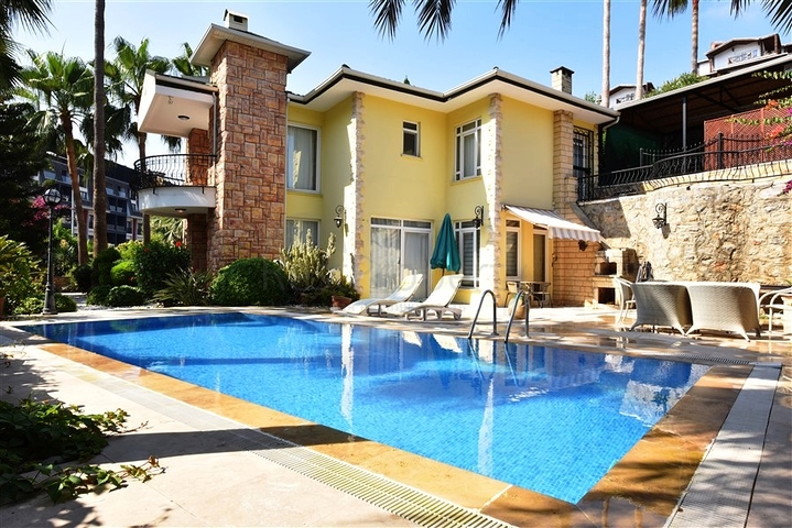 فيلا في منطقة كوناكلي