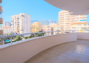 شقة بمساحة كبيرة في محمودلار